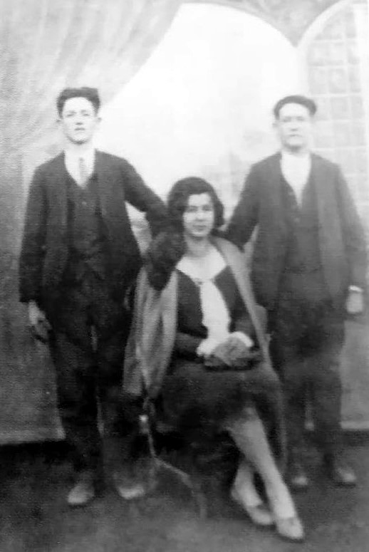 José Arnal Mur, a la dreta, amb son germà Román Arnal Mur i una cosina