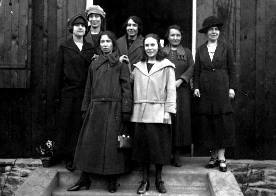 Grup de dones a la Maison du Peuple. Henriette Callet és la primera per l'esquerra