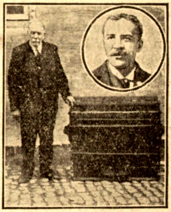Polydore Cassoret amb el seu harmònium en una foto publicada en el diari de Lilla "Gran Écho du Nord" del 29 de setembre de 1932. Al medalló, Adolphe Degeyter