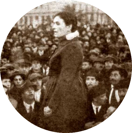 María Collazo parlant al públic durant la sagnant vaga general d'agost de 1918