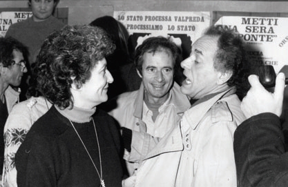 Enrico Maltini, somrient al centre de la fotografia, entre Licia Rognini Pinelli i Pietro Valpreda al Circolo Ponte della Ghisolfa de Milà a començament dels anys setanta
