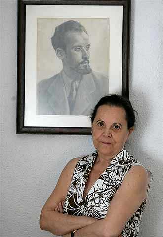 Coral Pellicer Veloso, amb un retrat de son pare, fotografiada per Luís Magán