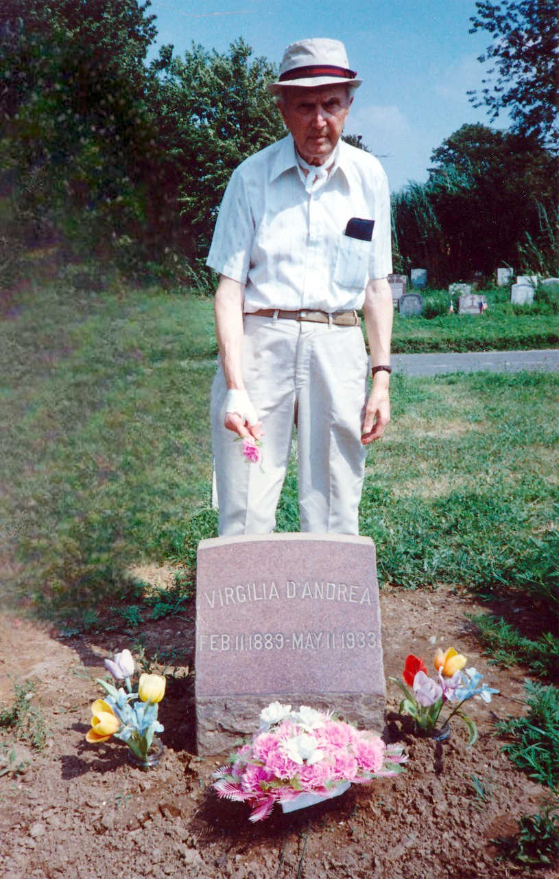 Charles Poggi a la tomba de Virgilia D'Andrea (Nova York, 1991)