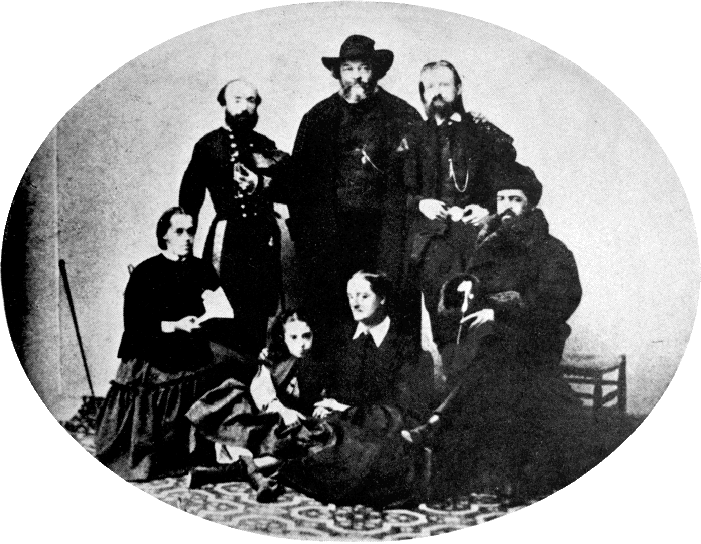 D'esquerra a dreta drets: Giuseppe Fanelli, Mikhail Bakunin (amb capell) i Saverio Friscia; asseguts: la companya de Bakunin, Antonia Kwiatkowska (amb llibre), la nina Olga Ossani i sa mare Maria Paradisi, i desconegut (Nàpols, juny de 1866)