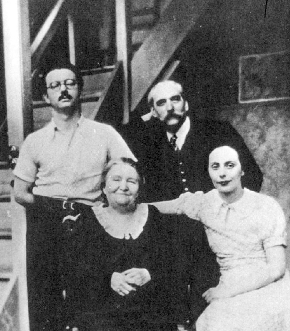 Anne Claus amb Raymond Feuilleaubois i son fill Henri Calet i sa nora Marthe Klein, al gran taller que Calet ocupava al carrer Jeanne de París (juliol de 1936)