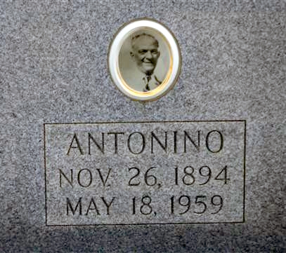 Tomba de Nino Coniglio al cementiri de &laquo;L'Unione Italiana&raquo; d'Ybor City