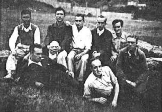 Asseguts, d'esquerra a dreta: Manuel L&oacute;pez Lac&aacute;rcel, F&eacute;lix Cuende Castroviejo, Vicente del Solar Romero, Bienvenido P&eacute;rez Arancibia, Alejandro Solar Pilatti i Luis Urzquiza Mantec&oacute;n; tombats: Vicente Vives Centeno i Regino Gonz&aacute;lez Ni&ntilde;o. Col&ograve;nia Penitenci&agrave;ria d'El Dueso (1940)