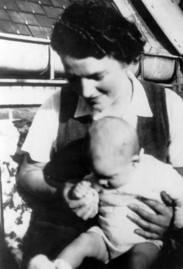 Dora Ris amb sa filla Michèle (Versalles, octubre de 1940) [CIRA - Lausana]
