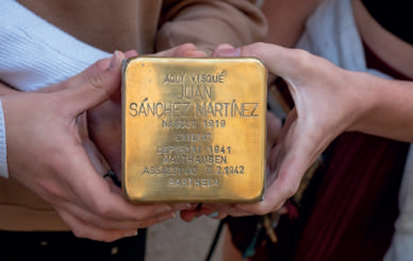 Moment de la col·locació de l'stolpersteine en memòria de Juan Sánchez Martínez (Terrassa, 22 de maig de 2022)