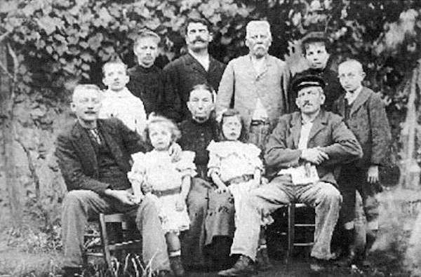 Joseph Sigward (assegut a l'esquerra) amb sa família (Bessèja, 1906)